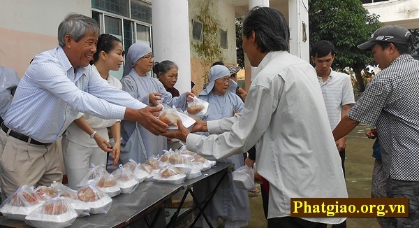 Quảng Nam: Chùa Phổ Hiền (Đà Nẵng) tặng 500 suất ăn chay miễn phí