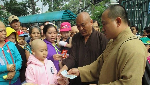 Tp.HCM: Trao quà cho bệnh nhân ở Trung tâm Ung bướu