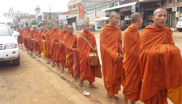 Campuchia: Tăng sĩ Phật giáo cầu nguyện cho an toàn giao thông