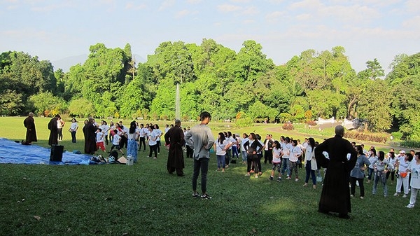 Trải nghiệm thiền cùng tăng thân Làng Mai ở Bogor Botanical, Indonesia