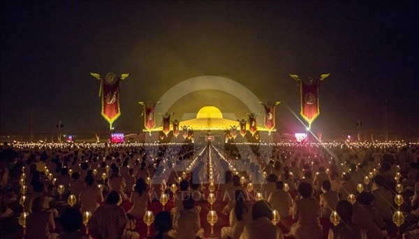 Vẻ đẹp ánh sáng tại tu viện Phra Dhammakaya, Thái Lan