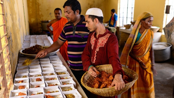 Bangladesh: Phật giáo phát thức ăn cho người Hồi giáo nhân tháng Ramadan