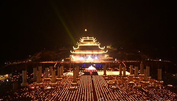 Thắp sáng 65.000 ngọn nến cầu nguyện thế giới hoà bình trong đêm hội Vesak 2019