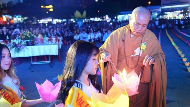 Thực hư chuyện '30.000 hoa đăng thả xuống vịnh Lan Hạ gây ô nhiễm'