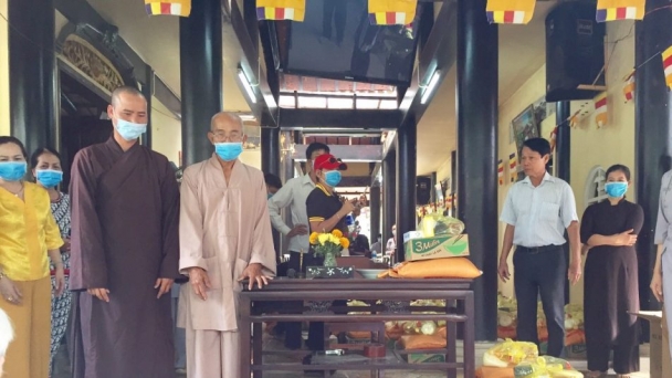 Tặng 200 phần quà đến người khiếm thị tại chùa Phước Thạnh