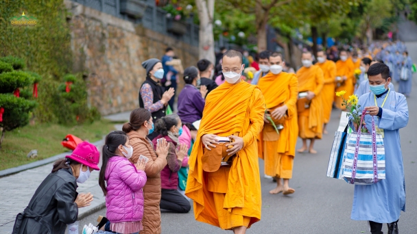 Phước báu vô lượng khi cung kính Tăng đoàn