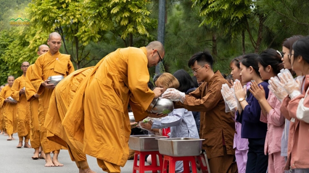 Người giàu và người nghèo cúng dường ai có phước hơn?