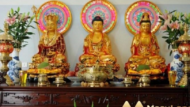 Nếu con thờ 3 vị Phật trong phòng ký túc thì có bất kính không?