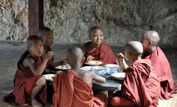 Phật dạy: Ăn đúng giờ có năm lợi ích