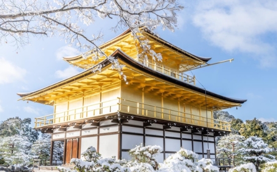 Ngôi chùa dát vàng nổi bật trên tuyết trắng ở Nhật Bản
