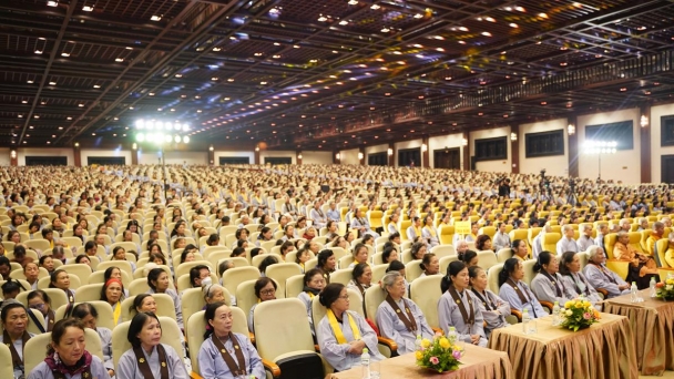 6.500 Phật tử Đạo tràng Pháp Hoa miền Bắc dự khóa tu tại chùa Bái Đính