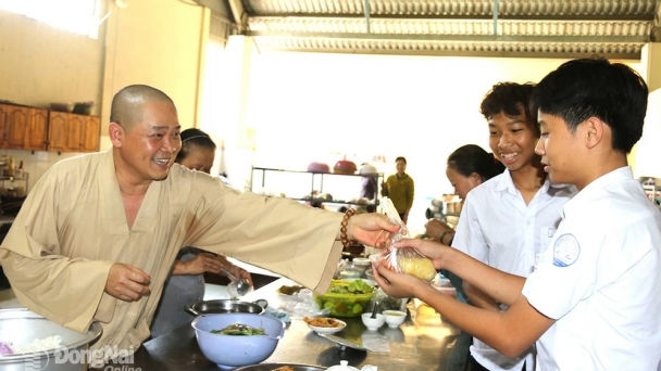 Sư Thầy tích cực giúp đỡ trò nghèo và người bệnh nhiều năm qua