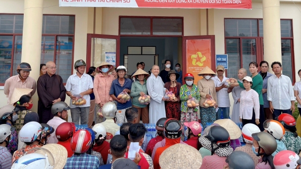 Tiền Giang: “Giọt nước nghĩa tình” của Phật giáo tiếp tục đi qua những ngày nắng