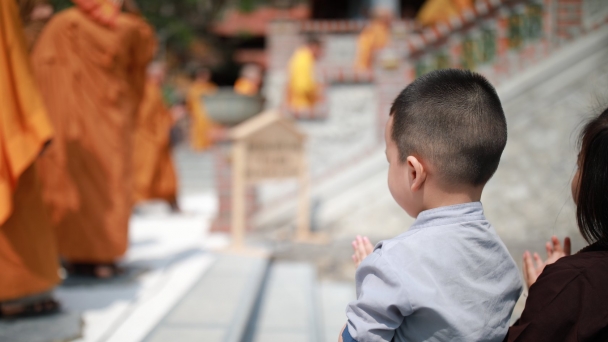 Trẻ nhỏ nghe kinh, niệm Phật thì thiện căn sẽ rất sâu dày