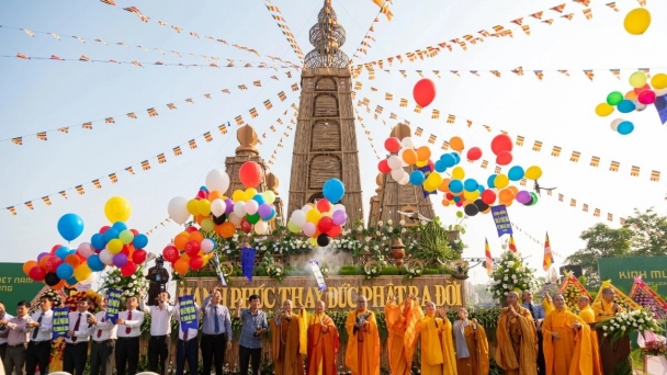 Bên bảo tháp tre chùa An Trú, cả ngàn người dự lễ Phật đản