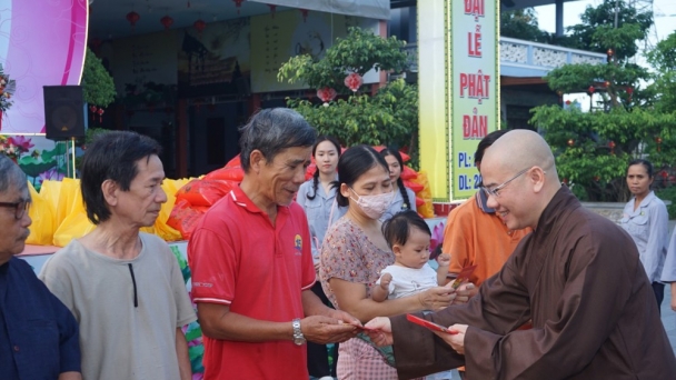 Chùa Bà Đa trao quà cho người khó khăn