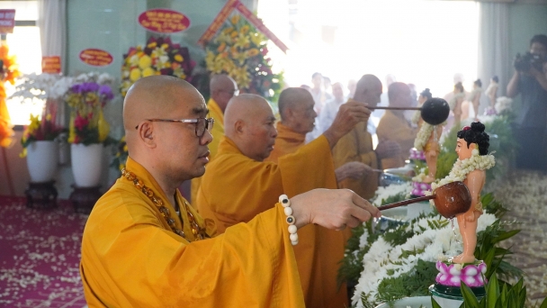 Tiền Giang: Tăng Ni, Phật tử hân hoan Kính mừng Phật đản PL.2568