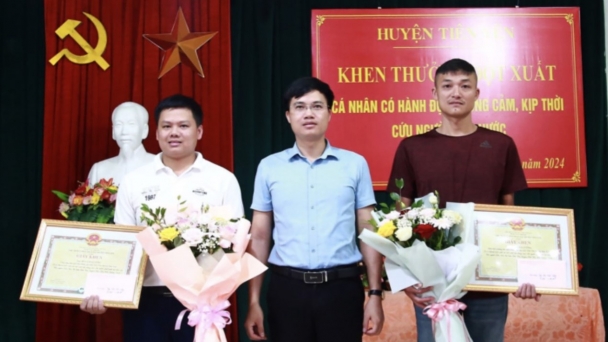 Thấy người chới với giữa dòng nước lũ, 2 thanh niên Quảng Ninh hành động bất ngờ