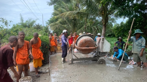 Chư Tăng cùng người dân làm đường giao thông nông thôn