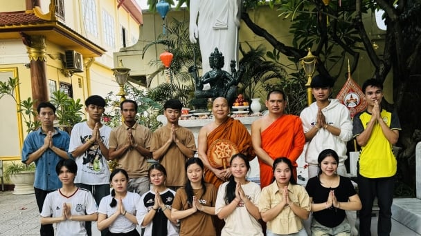 Đà Nẵng: Hội sinh viên Lào thắp nến cầu nguyện trước mùa thi 2024 tại chùa Tam Bảo