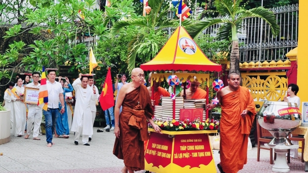 Đà Nẵng: Lễ dâng y tắm mưa và dâng Tam tạng thánh điển Pali đến chùa Tam Bảo