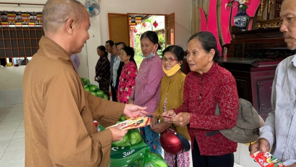 Tiền Giang: Chùa Linh Phước tặng quà hỗ trợ các hoàn cảnh khó khăn nhân dịp Vu lan