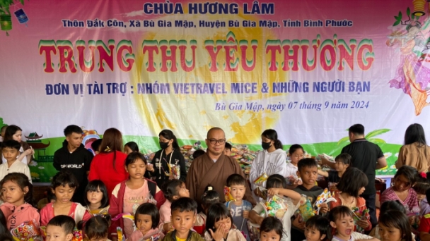 Chùa Hương Lâm (Bình Phước) trao quà Trung thu đến các em thiếu nhi đồng bào dân tộc