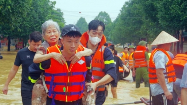 Tình người trong bão dữ