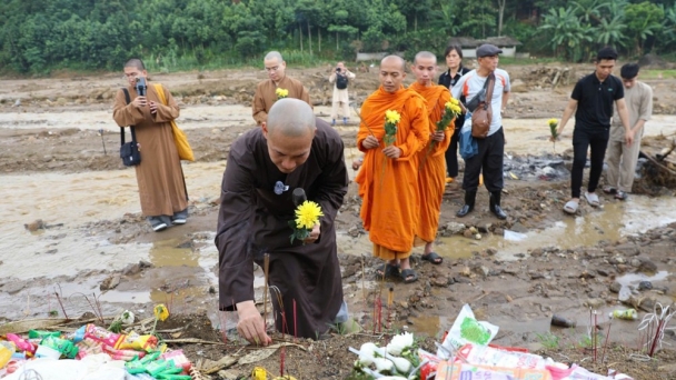 Chư Tăng Ni, Phật tử tiếp tục chia sẻ với đồng bào vùng lũ Lào Cai, Cao Bằng