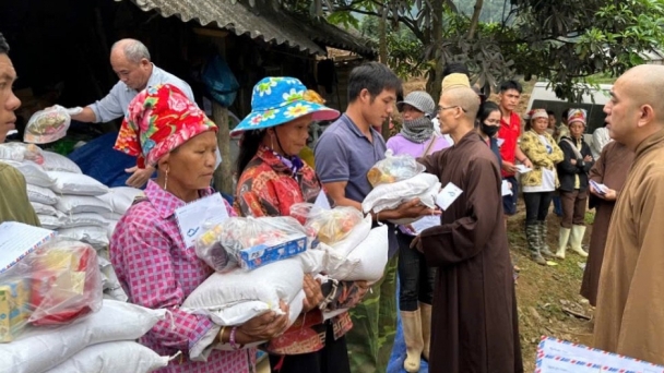 Đoàn Phật giáo tỉnh Bình Định thăm và tặng quà đến đồng bào vùng bão lũ Lào Cai