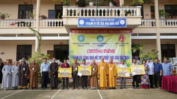 Phật giáo tỉnh Vĩnh Long thăm và tặng quà đồng bào bị ảnh hưởng bão số 3 tại Hà Giang