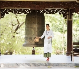 Ca sĩ Hồ Lệ Thu vãng cảnh chùa cổ
