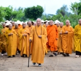Đức Quyền Pháp chủ thiền hành cùng 1.200 Tăng Ni trong khuôn viên Học viện Phật giáo VN tại TP.HCM