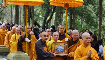 Hàng nghìn Phật tử rước xá lợi thiền sư Thích Nhất Hạnh