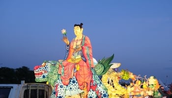 Thiêng liêng lễ rước đèn lồng, bắn pháo hoa mừng Phật đản tại TP.Cheongju