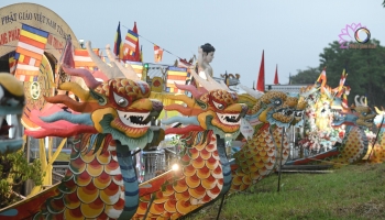 Thừa Thiên Huế: Diễu hành thuyền hoa trên sông Hương mừng Phật đản PL.2568