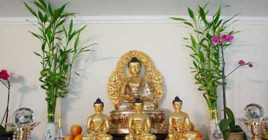 sắp xếp bàn thờ Phật và Gia Tiên
