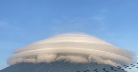 Giải mã sự xuất hiện đám mây hình đĩa bay ở núi Bà Đen