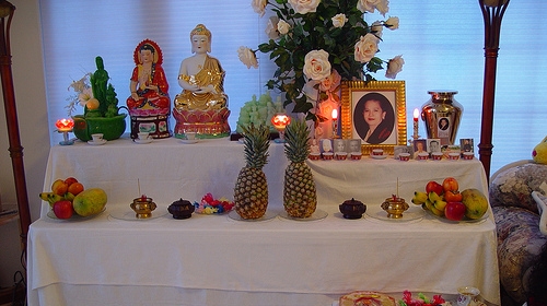 treo ảnh Phật trên bàn thờ Gia Tiên được ko
