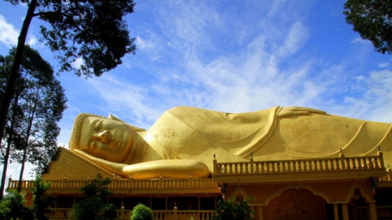 Tượng Phật nằm: Không gian yên tĩnh, Phật Tổ nằm thong thả giữa vẻ đẹp thiên nhiên. Bức tranh tâm linh sống động trong nét vẽ tinh xảo sẽ đưa bạn đến với một hành trình tâm linh sâu sắc.