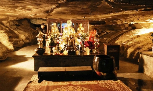 Ngôi chùa cổ tọa lạc trong lòng hang động ở Ninh Bình