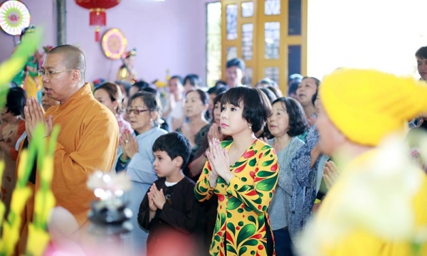 Danh hài Việt Hương cùng 400 Phật tử hành hương về Vũng Tàu