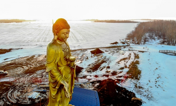 An vị tượng Phật cao 15 m ở vùng nông thôn Alberta Canada