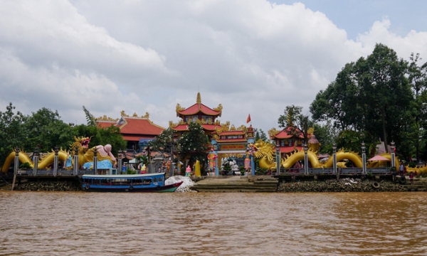 Ngôi chùa nằm yên ả bên dòng sông Đồng Nai