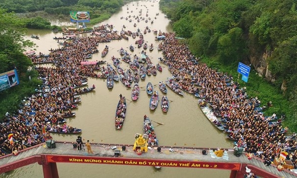 Hơn 5.000 Phật tử chùa Tân Hải hành hương về Tùng lâm Hương Tích lễ Phật