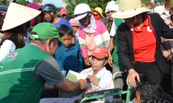 Chi hội Lá Bồ Đề đến thăm và tặng quà tới người khuyết tật tại Lâm Đồng