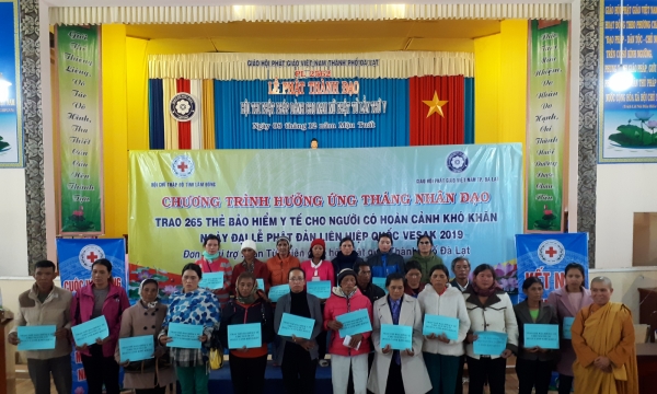 Trao 265 thẻ BHYT cho người dân tộc thiểu số có hoàn cảnh khó khăn tại Lâm Đồng