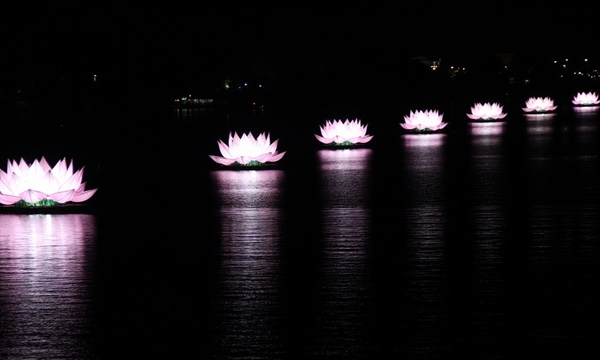 Lễ thắp sáng 7 hoa sen trên sông Hương