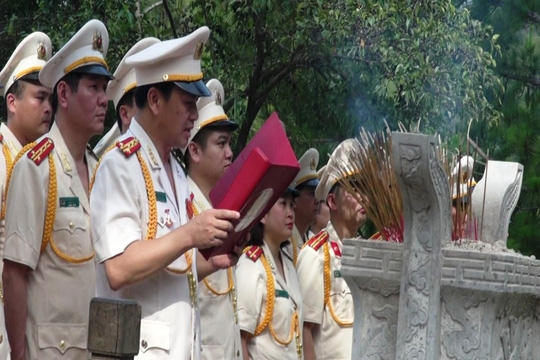 Hàng ngàn người dân thành kính viếng mộ Đại tướng Võ Nguyên Giáp tại Quảng Bình