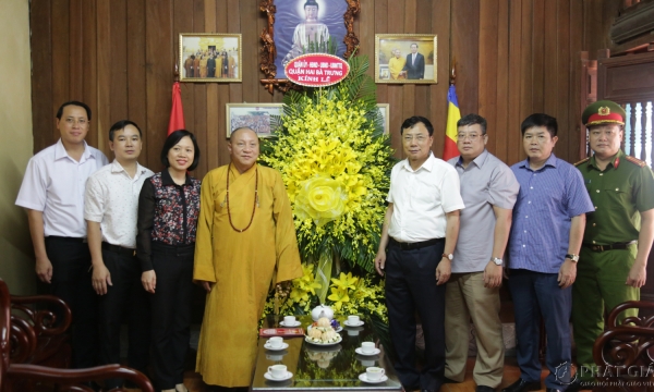 Bí thư Quận uỷ Hai Bà Trưng đến thăm HT. Thích Gia Quang nhân dịp Đại lễ Phật Đản
